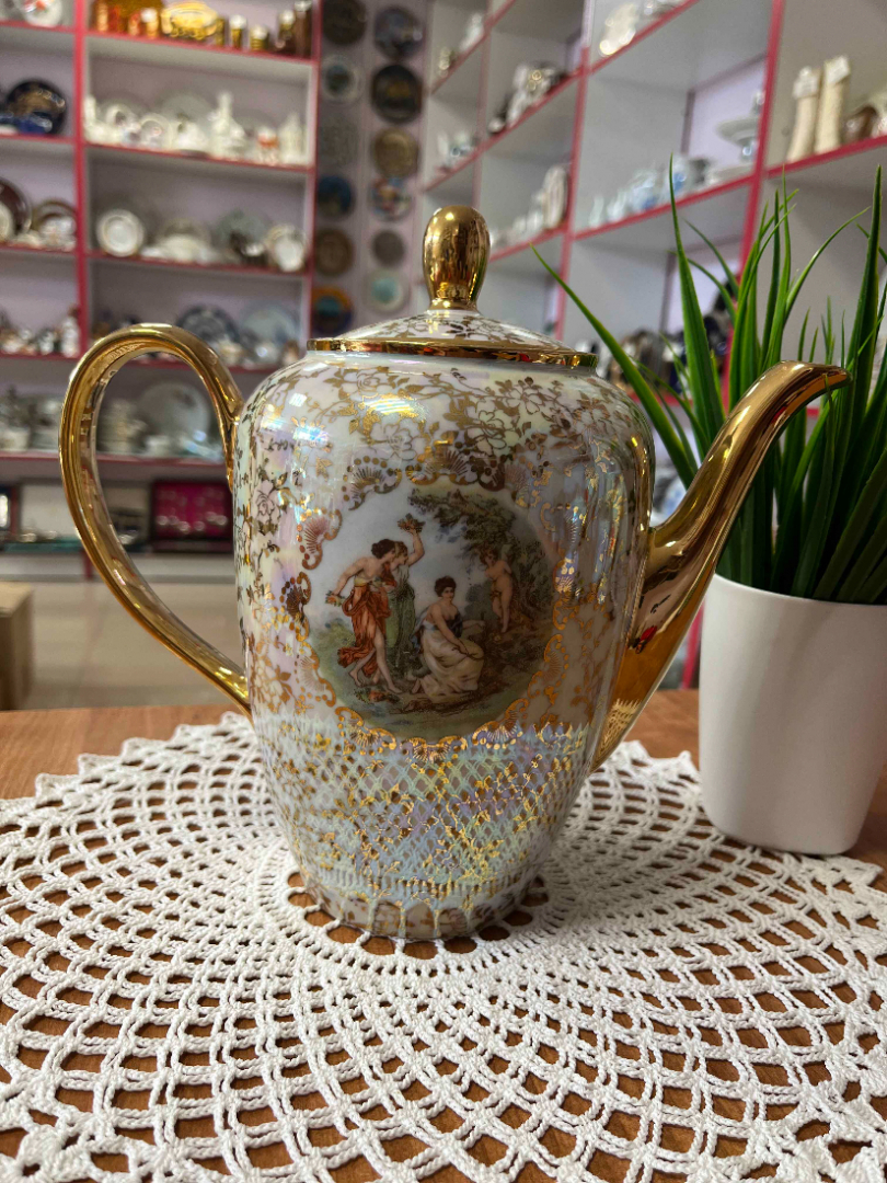 Чайник Wilgelm Jager Eisenberg GDR 1970гг. Фарфор с позолотой и деколью "Мадонна". Винтаж. Картинка 1